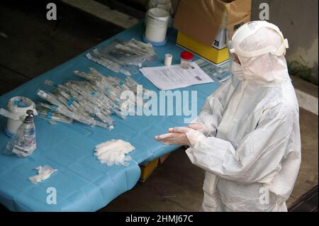 Italie, région Toscane, Arezzo, 26 octobre 2020 : les travailleurs médicaux font l'essai de route du coronavirus, directement dans la voiture. Testé en blindage central Banque D'Images