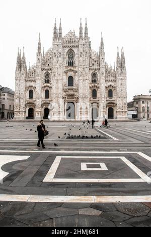 Italie, Milan, zone rouge de la région Lombardie, 6 novembre 2020 : Milan, lors du second confinement du coronavirus italien. Sur la photo, la place du Duomo est vide. Pho Banque D'Images