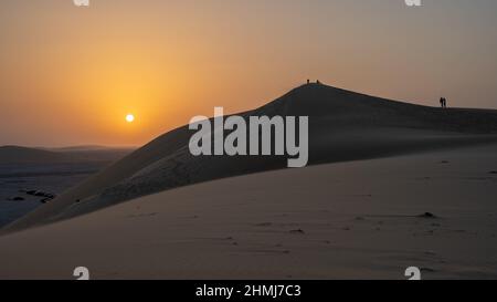 Un magnifique coucher de soleil en soirée à la dune de sable chantante au qatar Banque D'Images