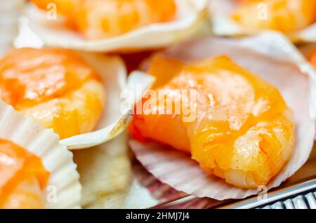 Crevettes d'eau chaude enveloppées de saumon écossais saumué avec du sel de mer et du sucre demerara fumé sur du chêne, de la tourbe et des copeaux de cerisier servis dans la nature Banque D'Images