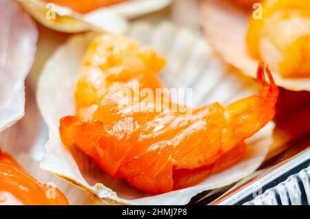 Crevettes d'eau chaude enveloppées de saumon écossais saumué avec du sel de mer et du sucre demerara fumé sur du chêne, de la tourbe et des copeaux de cerisier servis dans la nature Banque D'Images