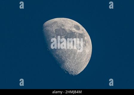 Londres, Royaume-Uni. 10 février 2022. Météo au Royaume-Uni – Une lune gibboteuse à 70 % de cire est vue dans le ciel clair au-dessus du nord-ouest de Londres, à l'approche de la prochaine pleine lune de ce mois-ci (connue sous le nom de Snow Moon). Credit: Stephen Chung / Alamy Live News Banque D'Images