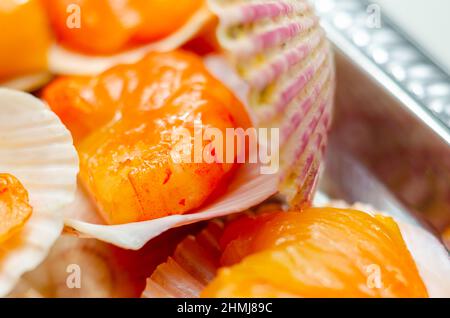 Crevettes d'eau chaude enveloppées de saumon écossais saumué avec du sel de mer et du sucre demerara fumé sur du chêne, de la tourbe et des copeaux de cerisier servis dans la nature Banque D'Images