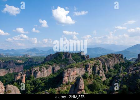 Les roches de Belogradchik sont un groupe de formations rocheuses de grès et de conglomérat de forme étrange situé dans le nord-ouest de la Bulgarie. Banque D'Images