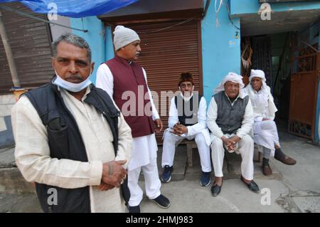 New Delhi, Inde. 10th févr. 2022. Sharfabad Village Noida Uttar Pardesh, février 10. 2022 Inde, opération des électeurs de Farmer en raison de l'absence de nom dans la liste pendant l'ouest de l'Uttar Pradesh, dans la première phase des élections en 58 sièges sur le total de 402 sont votés sous une stricte sécurité, au cours de laquelle le vote a eu lieu dans chaque section., À Khoda Village Uttar Pradesh le jeudi 10 février 2022 (photo de Ravi Batra/Sipa USA) crédit: SIPA USA/Alay Live News Banque D'Images