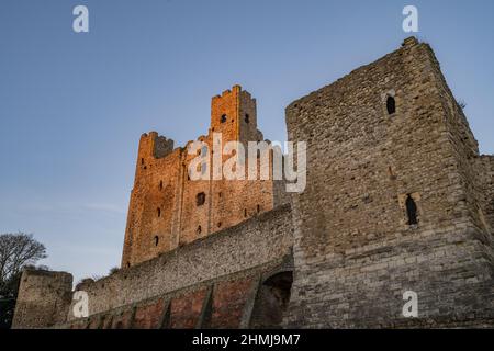 À l'aube, il regarde le donjon du château de Rochester et les murs de l'est, un jour hivernal Banque D'Images