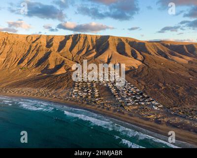 Village de Famara et montagnes de Risco de Famara en arrière-plan, Espagne Banque D'Images