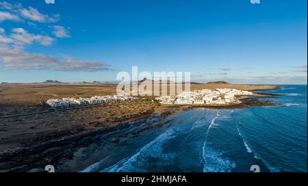 Village de Caleta de Famara dans le désert d'El Jable, Espagne Banque D'Images