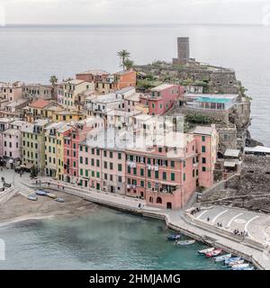 Paysage urbain avec des maisons traditionnelles historiques sur les berges du village de bord de mer, tourné dans la lumière d'hiver lumineuse à Vernazza, Cinque Terre, Italie Banque D'Images