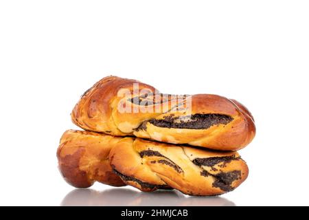 Deux délicieux petits pains aux graines de pavot faits maison, macro, isolés sur un fond blanc. Banque D'Images