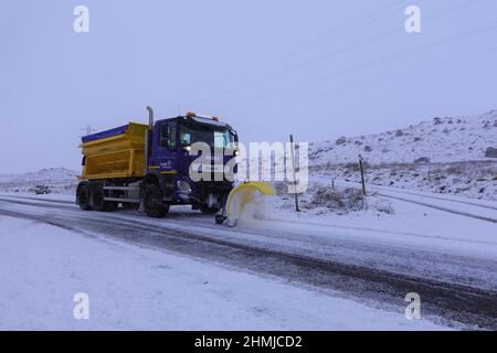 Chasse-neige déneigement de la route près de Rannoch Station, Scottish Highlands, Royaume-Uni Banque D'Images