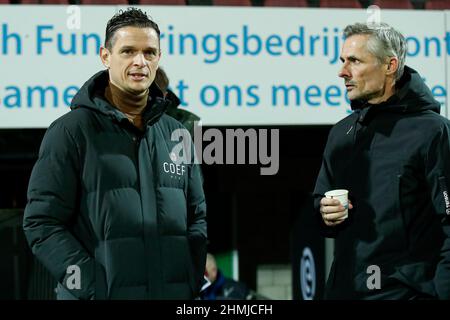 Nimègue, pays-Bas. 10th févr. 2022. NIMÈGUE, PAYS-BAS - FÉVRIER 10 : L'entraîneur-chef Rogier Meijer de NEC Nijmegen, l'entraîneur-chef Kees van Wonderen de Vas-y Eagles avant le match de la coupe TOTO KNVB entre NEC Nijmegen et Vas-y Eagles à Goffertstadion le 10 février 2022 à Nimègue, pays-Bas (photo de Broer van den Boom/Orange Pictures) crédit : Orange pics BV/Alay Live News Banque D'Images