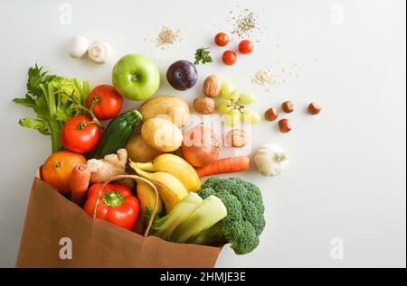 Sac à provisions recyclable avec fruits et légumes sur table blanche. Vue de dessus. Composition horizontale. Banque D'Images