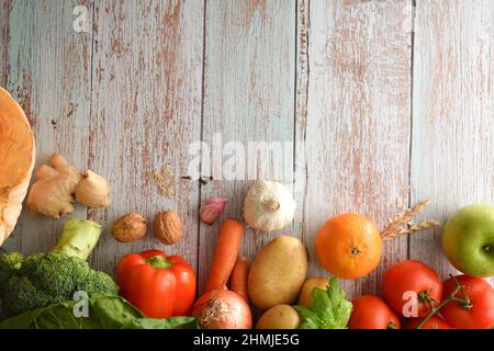 Cadre de fond avec des fruits et des légumes sur une table en bois bleu non peint. Vue de dessus. Composition horizontale. Banque D'Images