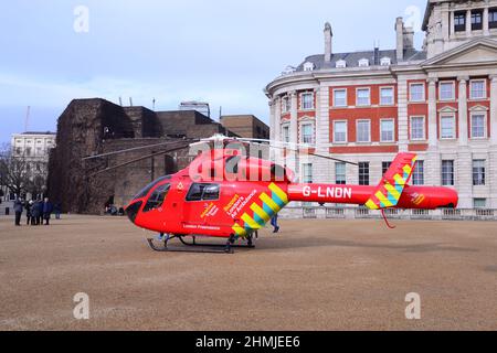 L'hélicoptère London Air Ambulance visite Horse Guards Parade, Londres, Angleterre, Royaume-Uni, Iles britanniques, Le 10th février 2022. La Air Ambulance Charity de Londres est un organisme de bienfaisance enregistré qui exploite un service médical d'urgence par hélicoptère (HEMS) pour répondre à des urgences graves à Londres et dans les environs. Horse Guards Parade, au large de Whitehall, est un lieu de parade cérémoniale et est la scène de Trooping la couleur à l'anniversaire officiel de la Reine en juin. Banque D'Images