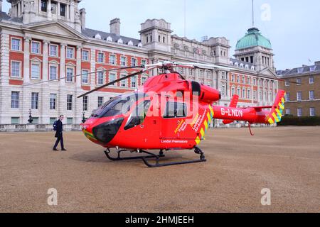 L'hélicoptère London Air Ambulance visite Horse Guards Parade, Londres, Angleterre, Royaume-Uni, Iles britanniques, Le 10th février 2022. La Air Ambulance Charity de Londres est un organisme de bienfaisance enregistré qui exploite un service médical d'urgence par hélicoptère (HEMS) pour répondre à des urgences graves à Londres et dans les environs. Horse Guards Parade, au large de Whitehall, est un lieu de parade cérémoniale et est la scène de Trooping la couleur à l'anniversaire officiel de la Reine en juin. Banque D'Images