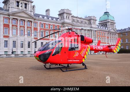 L'hélicoptère London Air Ambulance visite Horse Guards Parade, Londres, Angleterre, Royaume-Uni, Iles britanniques, Le 10th février 2022. La Air Ambulance Charity de Londres est un organisme de bienfaisance enregistré qui exploite un service médical d'urgence par hélicoptère (HEMS) pour répondre à des urgences graves à Londres et dans les environs. Horse Guards Parade, au large de Whitehall, est un lieu de parade cérémoniale et est la scène de Trooping la couleur à l'anniversaire officiel de la Reine en juin. Banque D'Images