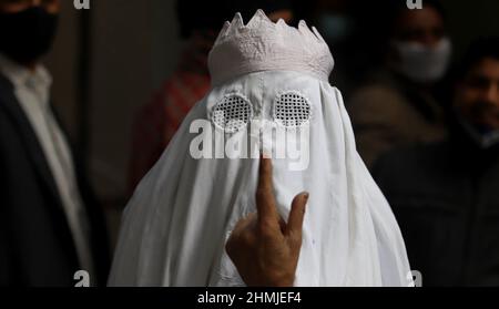 New Delhi, New Delhi, INDE. 10th févr. 2022. Une femme musulmane a voté le 10 février 2022 au collège inter Mihir Bhoj de la circonscription de Dadri, dans l'Uttar Pradesh, en Inde. Le vote pour la première phase de l'élection enregistre un taux de participation de 60,51 %. (Credit image: © Vijay Pandey/ZUMA Press Wire) Banque D'Images