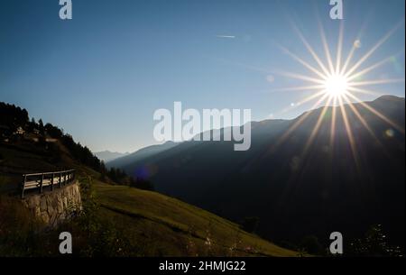 Peu après le lever du soleil dans une vallée de montagne suisse. Banque D'Images