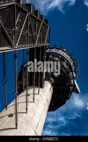 La tour de télévision de Bantiger avec ses 30m escaliers, vue de bas en haut Banque D'Images