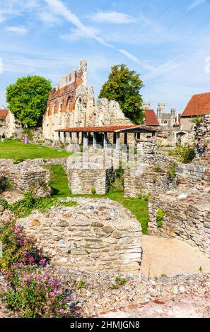 Les ruines médiévales en pierre de la Nave et du presbytère sur le site de l'abbaye de Saint Augustin à Canterbury, en Angleterre. Jour, pont soleil, été. Banque D'Images