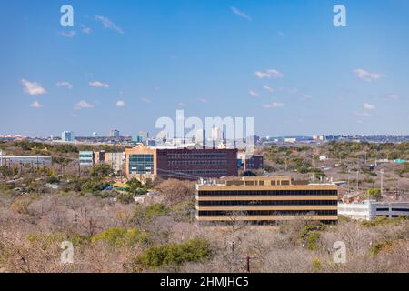 Vue ensoleillée sur le paysage dans le jardin botanique de San Antonio au Texas Banque D'Images