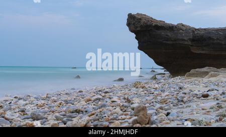 Magnifique Jebel Fuwairit Beach paysage avec des galets au Qatar. Banque D'Images