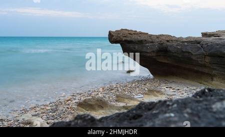 Magnifique Jebel Fuwairit Beach paysage avec des galets au Qatar. Banque D'Images