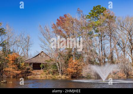 Belle cabane en rondins le long de la Texas Native Trail au Texas Banque D'Images