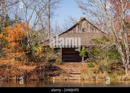 Belle cabane en rondins le long de la Texas Native Trail au Texas Banque D'Images