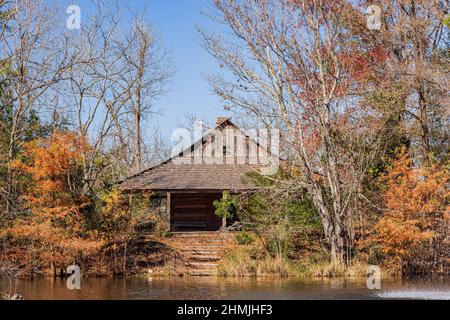 Belle cabane en rondins le long de la Texas Native Trail au Texas Banque D'Images