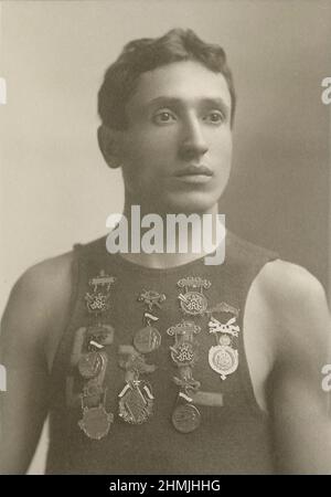 Photographie antique vers 1900 d'un jeune homme portant un haut de St. Louis avec des médailles épinglées sur sa poitrine de l'Association d'aviron amateur du Sud-Ouest. SOURCE : PHOTO DE LA CARTE DE L'ARMOIRE D'ORIGINE Banque D'Images