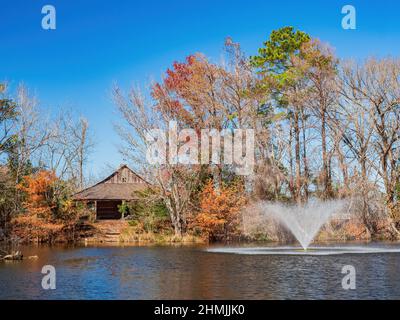 Belle cabane en rondins le long de la Texas Native Trail au Texas Banque D'Images