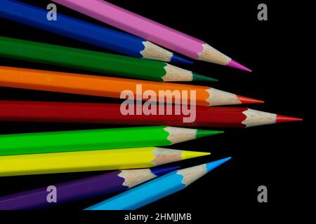 Crayons de couleur isolé sur fond noir Banque D'Images