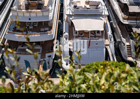 Quelques énormes yachts amarrés sont dans le port Hercule de Monaco à la journée ensoleillée, Monte Carlo, intérieurs de bateau à moteur, zone de refroidissement des megayachts, vue Banque D'Images