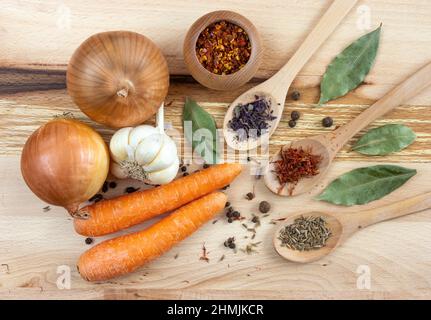 Ensemble de différentes épices et légumes sur bois Banque D'Images