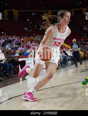 Tempe, États-Unis. 06th févr. 2022. Tempe, Arizona, États-Unis, février 6, Maggie Besselink (13 Sun Devils) avance vers le panier lors de leur jeu de conférence entre les Oregon Ducks et Arizona State Sun Devils à Desert Financial Arena à Tempe, Arizona, États-Unis. Edwin Rodriguez/SPP crédit: SPP Sport presse photo. /Alamy Live News Banque D'Images