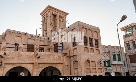 Bâtiment arabe traditionnel construit avec du bois et de la boue décoré d'une façade dans le style arabe traditionnel à Souq Waqif (marché traditionnel) de Doha Banque D'Images