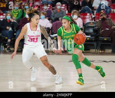 Tempe, États-Unis. 06th févr. 2022. Tempe, Arizona, États-Unis, février 6, Endyia Rogers (4 Ducks) conduire l'infraction pendant leur jeu de conférence entre les Ducks de l'Oregon et les Sun Devils de l'État de l'Arizona à Desert Financial Arena à Tempe, Arizona, États-Unis. Edwin Rodriguez/SPP crédit: SPP Sport presse photo. /Alamy Live News Banque D'Images