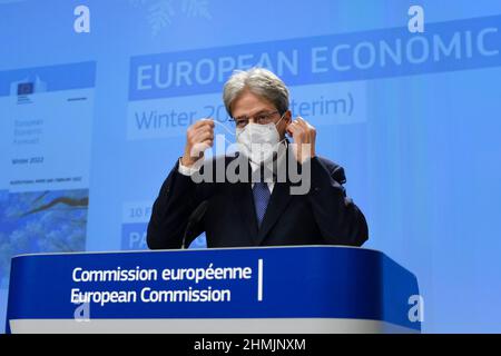 Bruxelles, Belgique. 10th févr. 2022. Conférence de presse de Paolo GENTILONI, Commissaire européen à l'économie sur les prévisions économiques de l'hiver 2022 à Bruxelles, Belgique, le 10 février 2022. Crédit: ALEXANDROS MICHAILIDIS/Alamy Live News Banque D'Images