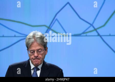 Bruxelles, Belgique. 10th févr. 2022. Conférence de presse de Paolo GENTILONI, Commissaire européen à l'économie sur les prévisions économiques de l'hiver 2022 à Bruxelles, Belgique, le 10 février 2022. Crédit: ALEXANDROS MICHAILIDIS/Alamy Live News Banque D'Images