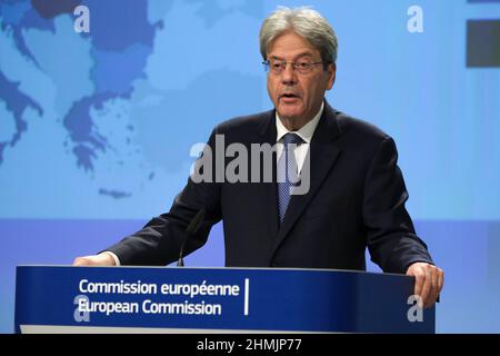 Bruxelles, Belgique. 10th févr. 2022. Conférence de presse de Paolo GENTILONI, Commissaire européen à l'économie sur les prévisions économiques de l'hiver 2022 à Bruxelles, Belgique, le 10 février 2022. Crédit: ALEXANDROS MICHAILIDIS/Alamy Live News Banque D'Images