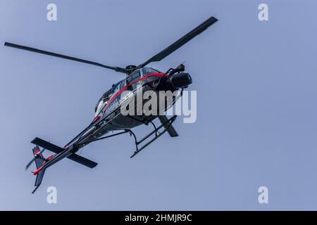 Wien, Vienne: Hélicoptère avec inscription de police est privé et a une caméra montée à l'avant, hélicoptère pour le tournage de Netflix film 'Tyler Rake - Extr Banque D'Images