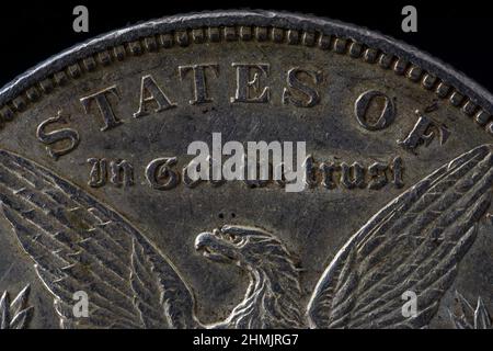 Détail Macro shot de Liberty Morgan Dollar Reverse in God We Trust Liberty Black Background Banque D'Images