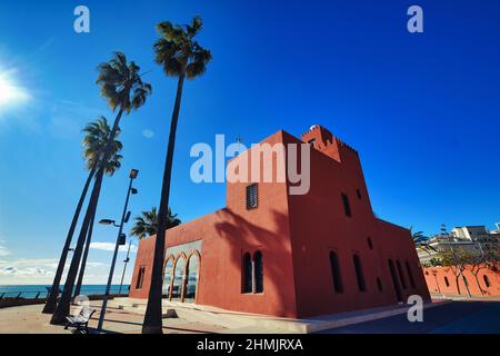 Château de Bil-Bil sur fond bleu ciel clair et palmier. Magnifique château de style arabe à côté de la promenade et de la plage dans la ville de Benalmadena. Voyages et Banque D'Images