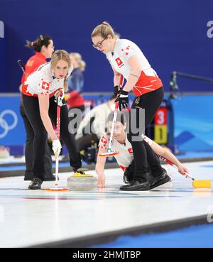 Pékin, Chine. 10th févr. 2022. Alina Paetz (R), de Suisse, participe à la session ronde des femmes en curling 2 des Jeux Olympiques d'hiver de Beijing 2022 entre la Chine et la Suisse au Centre aquatique national de Beijing, capitale de la Chine, le 10 février 2022. Credit: LAN Hongguang/Xinhua/Alay Live News Banque D'Images