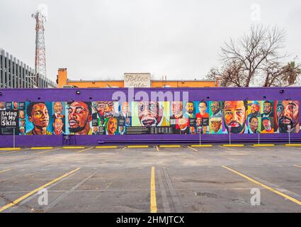Texas, FÉVRIER 2 2022 - vue sur un parking vide avec beaucoup d'art de visage afro-américain Banque D'Images