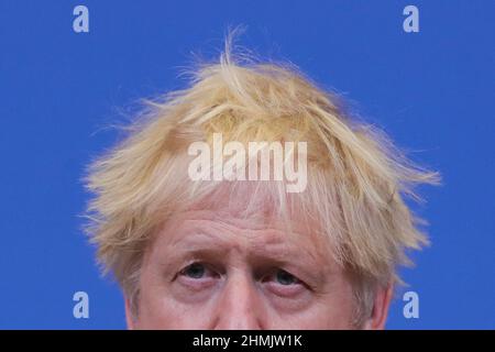 Bruxelles, Belgique. 10th févr. 2022. Le Premier ministre britannique Boris Johnson réagit lors d’une conférence de presse au siège de l’OTAN à Bruxelles, Belgique, le 10 février 2022. Credit: Zheng Huansong/Xinhua/Alay Live News Banque D'Images