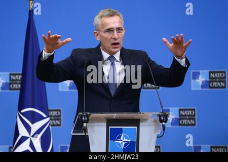 Bruxelles, Belgique. 10th févr. 2022. Le Secrétaire général de l'Organisation du Traité de l'Atlantique Nord (OTAN), M. Jens Stoltenberg, prend la parole lors d'une conférence de presse au siège de l'OTAN à Bruxelles, en Belgique, le 10 février 2022. Credit: Zheng Huansong/Xinhua/Alay Live News Banque D'Images