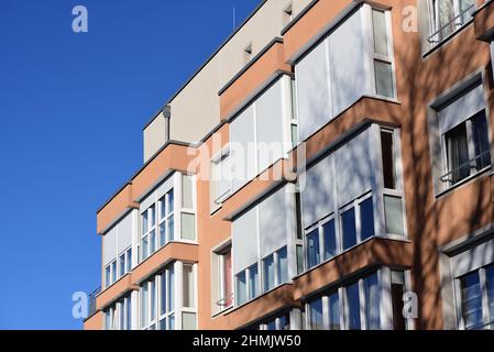 Plan détaillé d'un immeuble résidentiel dans la ville contre un ciel bleu en Allemagne Banque D'Images